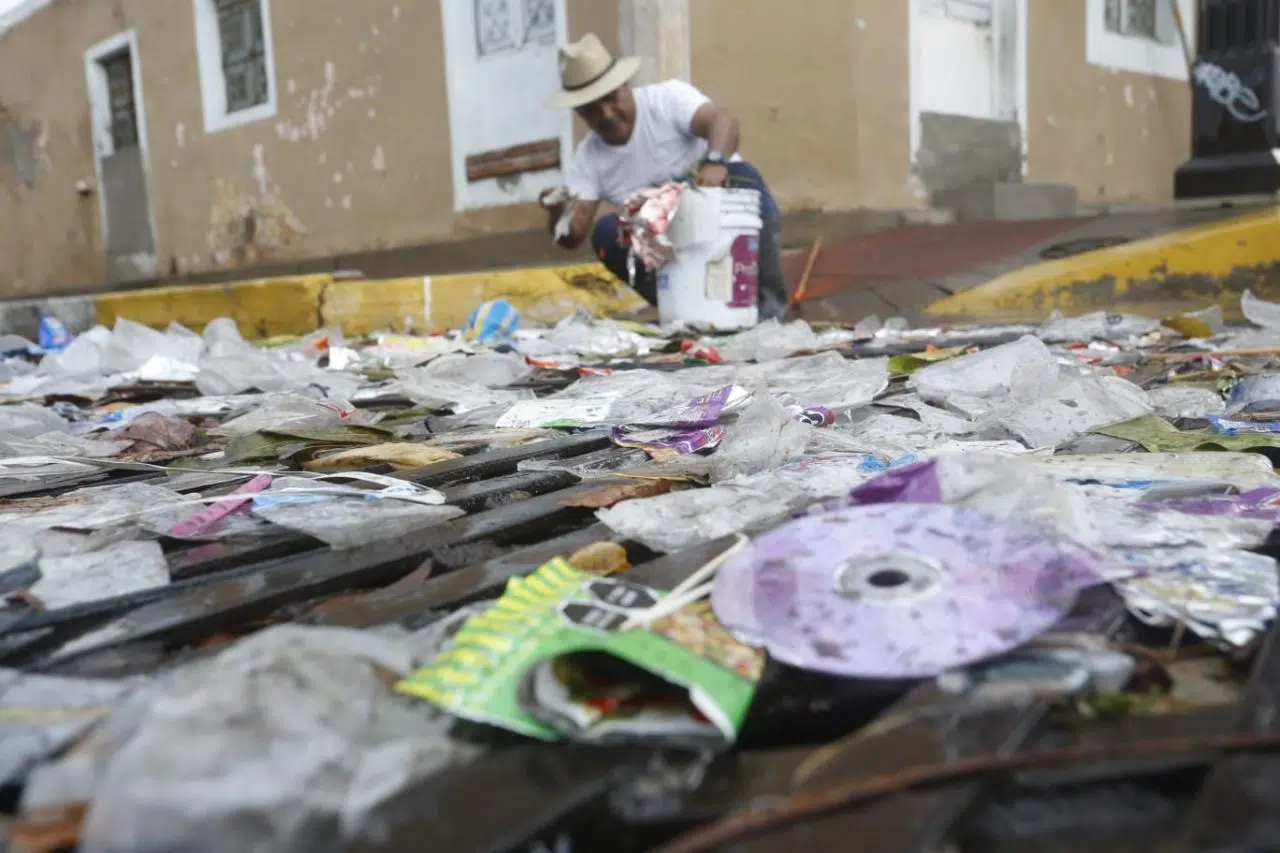 Para evitar taponamientos de alcantarillas, llama Ayuntamiento a no sacar basura durante las lluvias