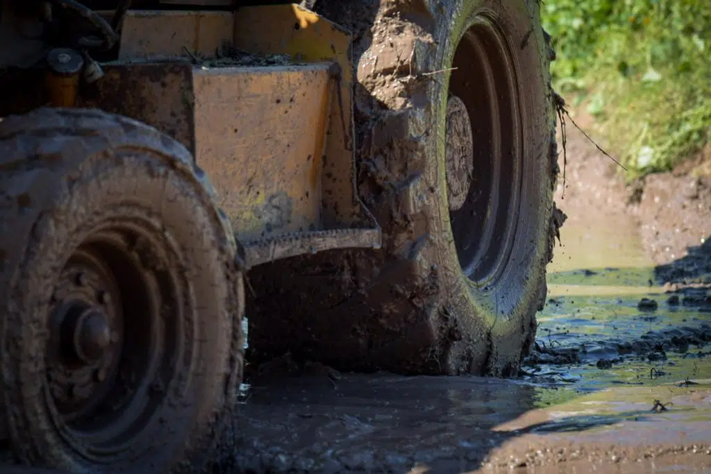 “Es un cochinero de agua apestosa y la calle enlamada”; piden vecinos de Las Mañanitas arreglar fuga de drenaje