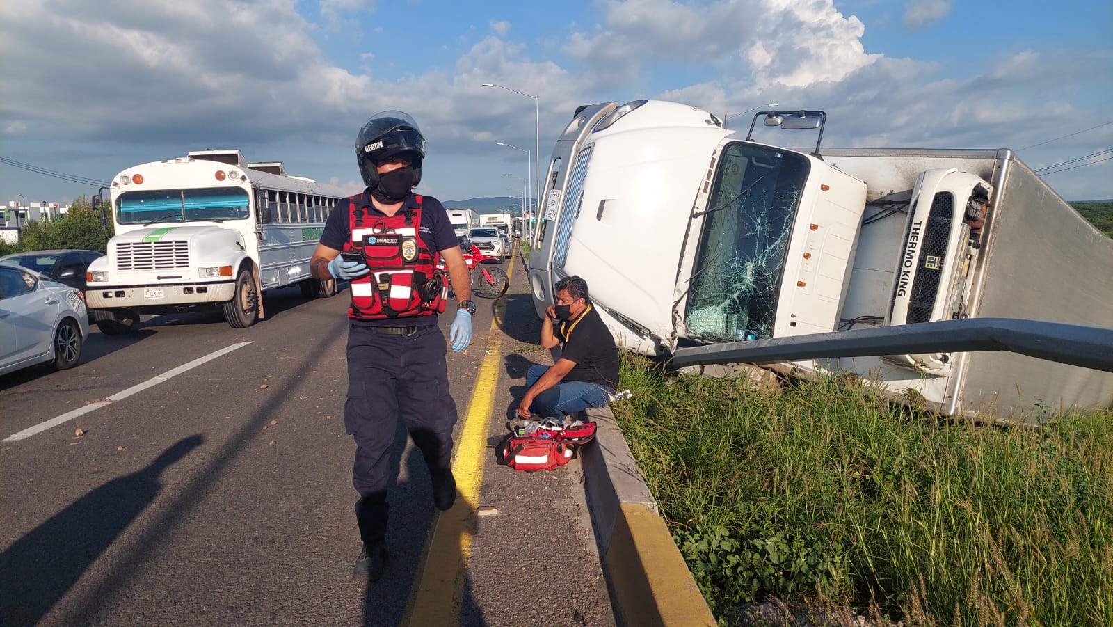 Por evitar chocar auto detenido en La Costerita, camión de carga vuelca en cuneta central