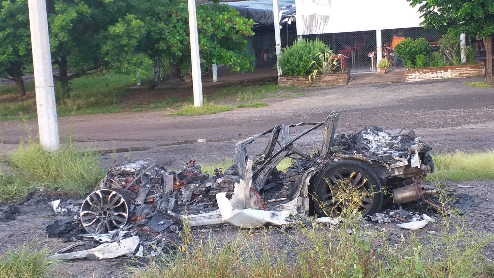 El humo del motor, fue solo el principio: Camioneta de lujo es consumida por las llamas en Culiacán