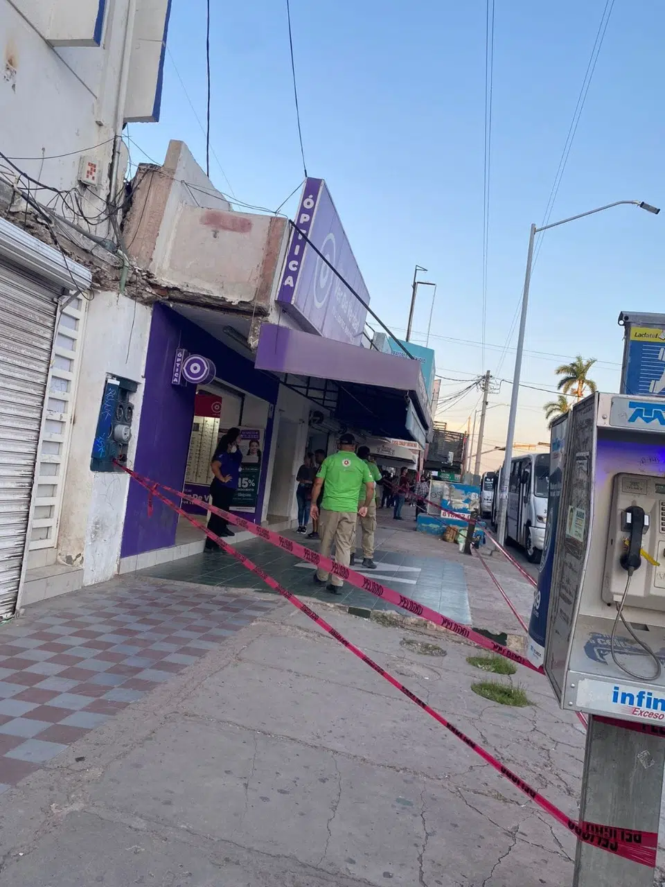 ¡Qué miedo! Protección Civil delimita comercio con marquesina a punto de desplomarse en Los Mochis