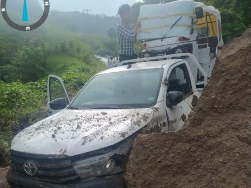 ¡Se salvó de milagro! Conductor queda atrapado en deslave sobre carretera de Chiapas