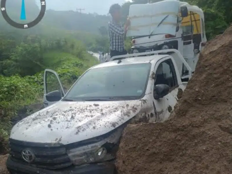 ¡Se salvó de milagro! Conductor queda atrapado en deslave sobre carretera de Chiapas