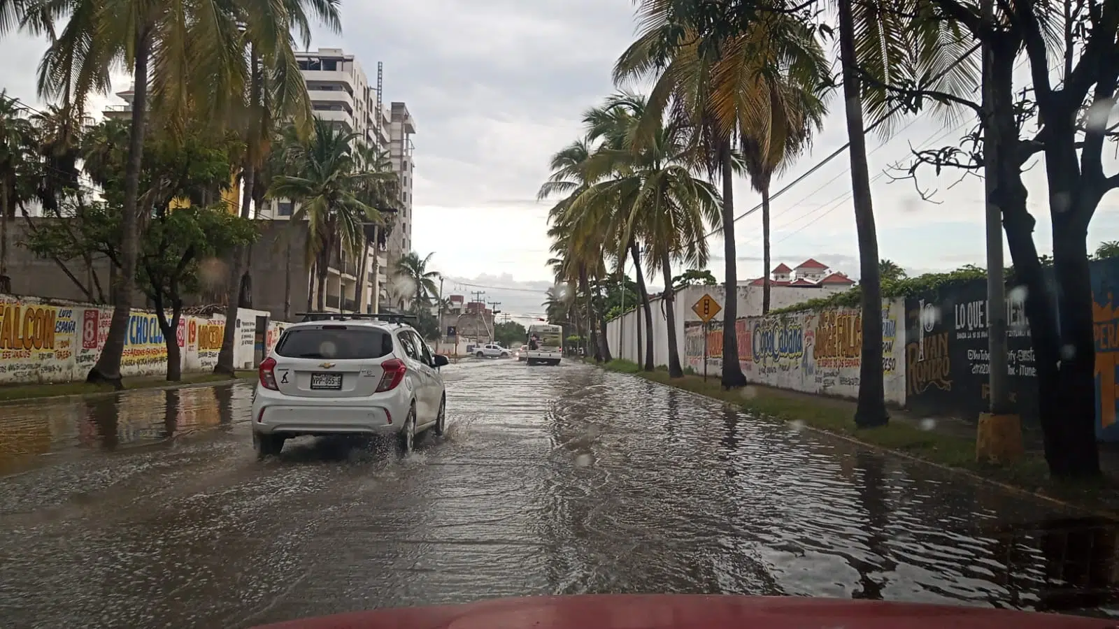 Se “remoja” el puerto de Mazatlán; lluvias matutinas se activan este martes 13