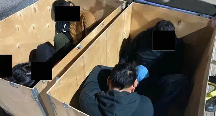 Los transportaban en cajas y maletas; oficiales estadounidenses detienen a 8 coyotes que traficaban migrantes hacia Estados Unidos