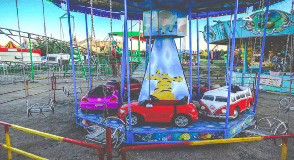 VIDEO: Niña sale disparada del carrito de un juego mecánico cuando este se descarrila