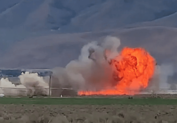 VIDEO: Avión se estrella y envuelve en llamas durante competencia; un piloto murió