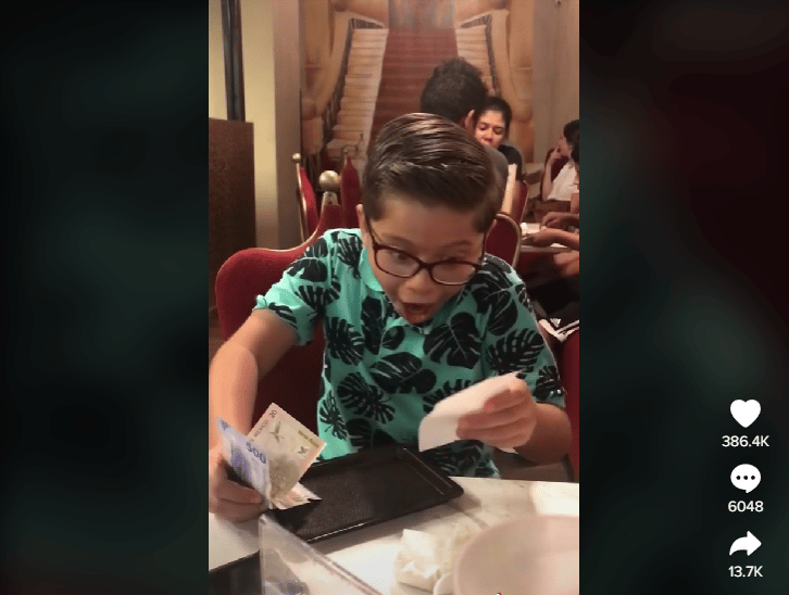 TikTok: Niño invita a comer a su papá; su reacción al ver la cuenta se hace viral