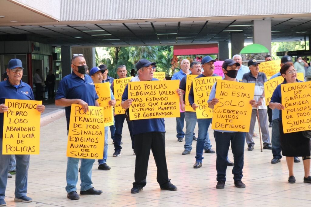 Manifestación de policías jubilados en Culiacán