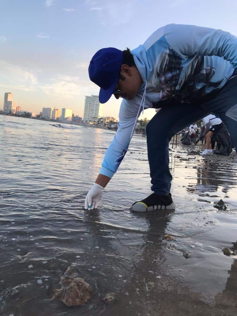 ¿Por qué dejas tus envases y colillas de cigarro? Alumnos de prepa limpian la Playa Norte en Mazatlán