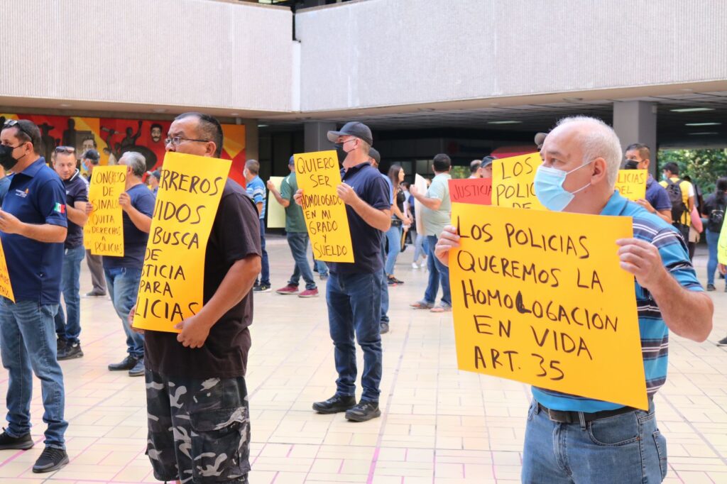 Manifestación de policías jubilados en Culiacán
