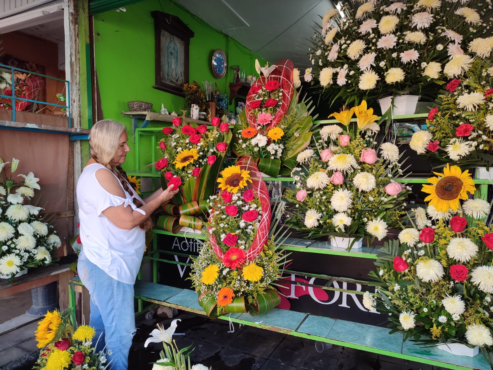 Listos para el Día de Muertos, con flores frescas y precios ¡de hace tres  años! | Línea Directa