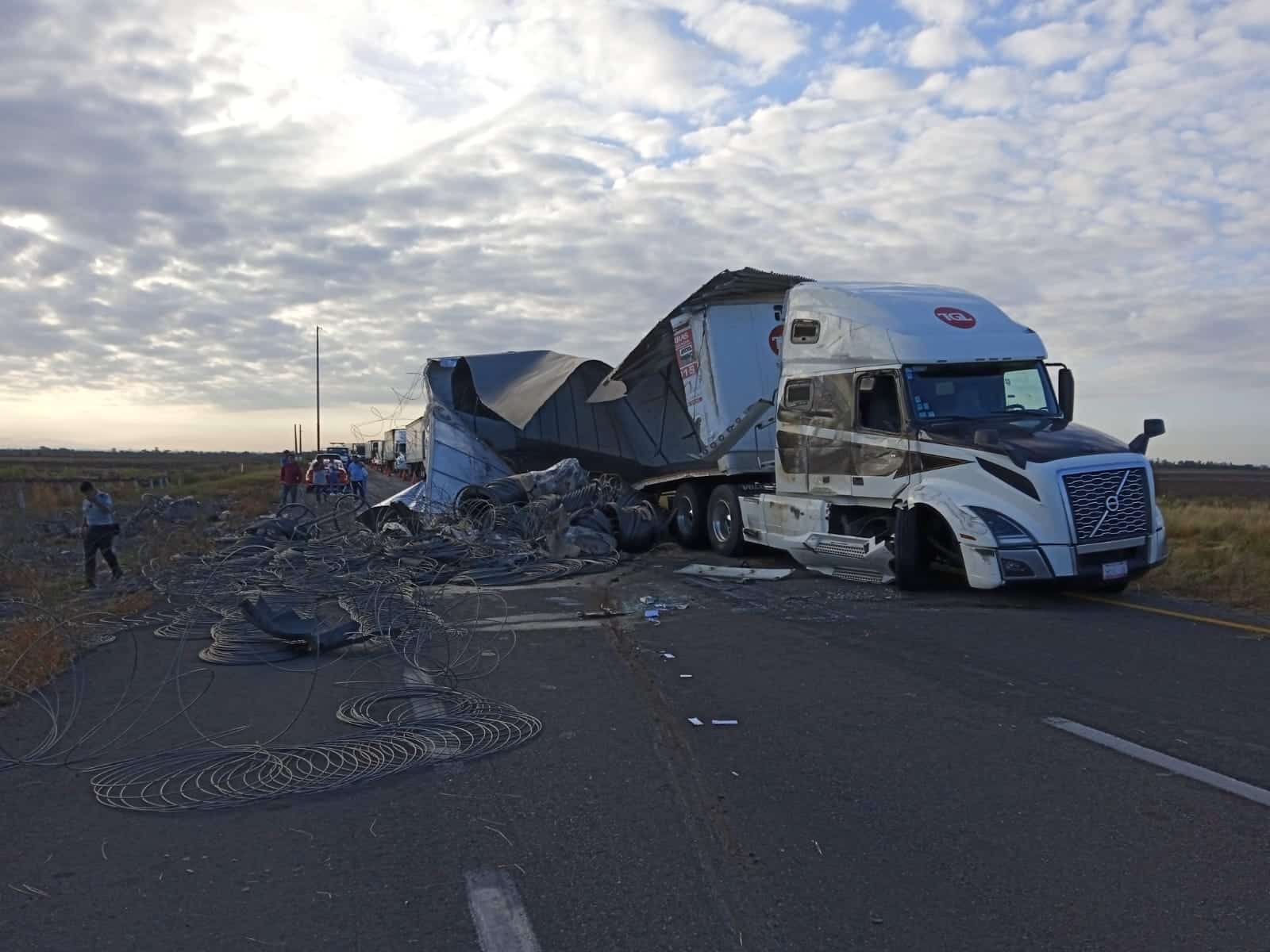 Tráiler volcado sobre Culiacán-Mazatlán