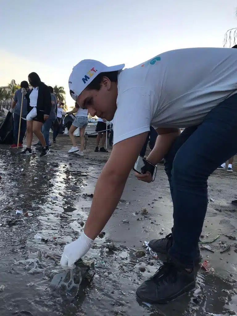 ¿Por qué dejas tus envases y colillas de cigarro? Alumnos de prepa limpian la Playa Norte en Mazatlán
