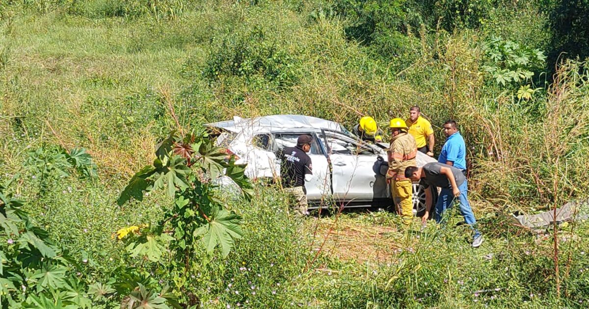 Pierde El Control Del Volante En Una Curva Y Vuelca En Navolato Hay Tres Lesionados Línea Directa