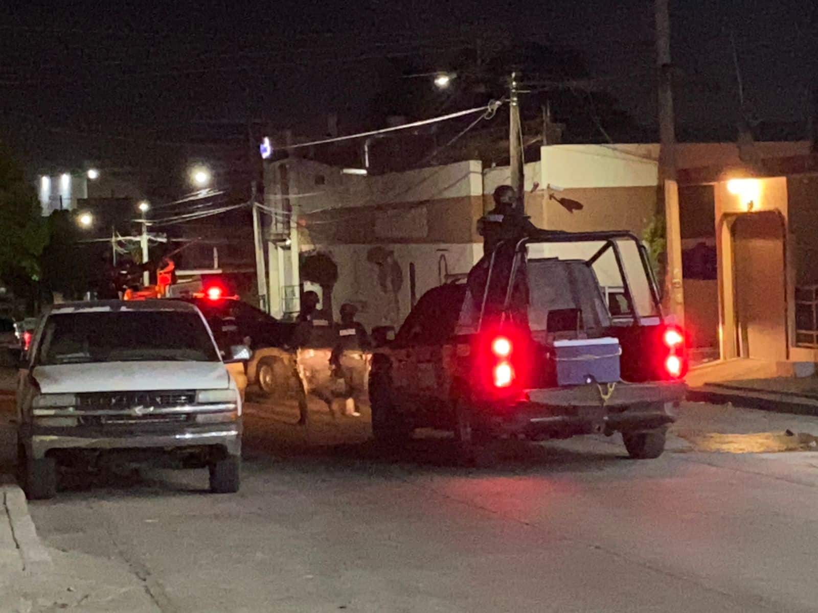 Acude PEP a reporte de disparos en la colonia Humaya y detiene a un hombre con armas de fuego