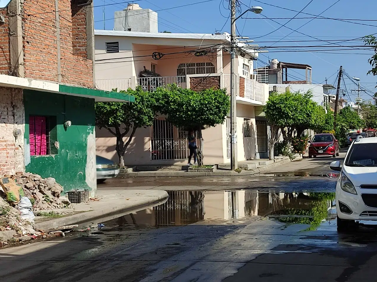 Agua estancada y pestilente enferma a niños y adultos mayores en Mazatlán