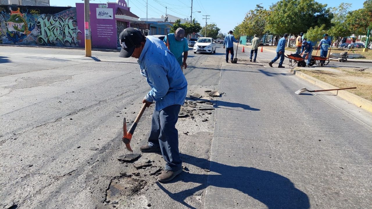 Alcalde entrega maquinaria para bacheo y pintura