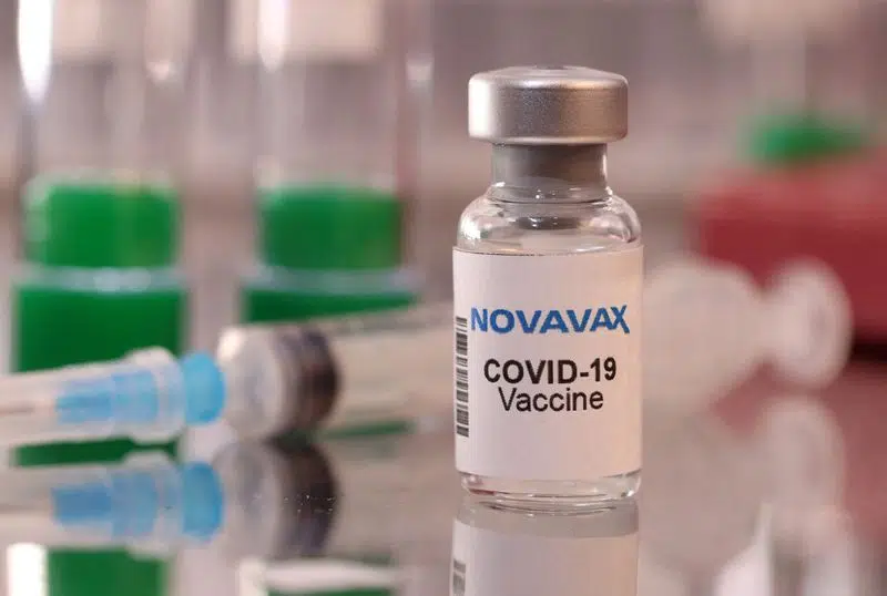 Aprueba Estados Unidos el uso de la vacuna de refuerzo de Novavax en adultos contra el COVID