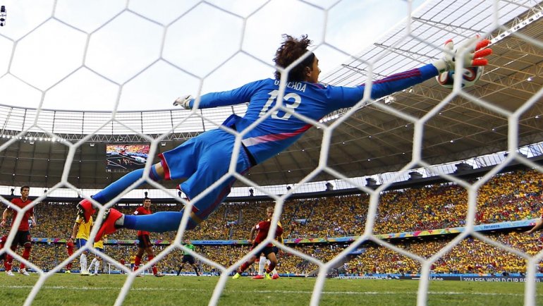 Atajada Memo Ochoa en Mundial 2014