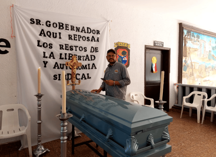 Ataúd en el Ayuntamiento de Guasave
