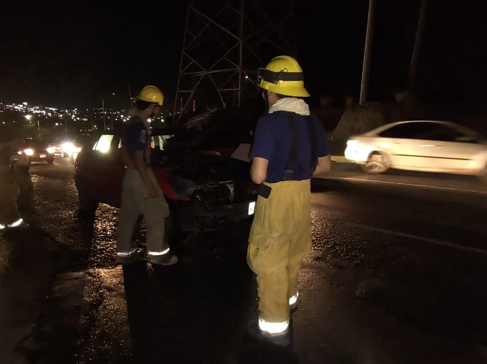 Automovilistas apoyaron y sofocaron incendio de un vehículo en Culiacán