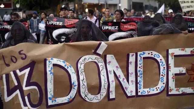 Pancarta con letrero de Ayotzinapa