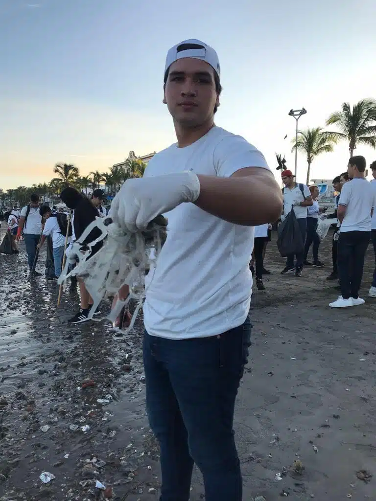 ¿Por qué dejas tus envases y colillas de cigarro? Alumnos de prepa limpian la Playa Norte en Mazatlán