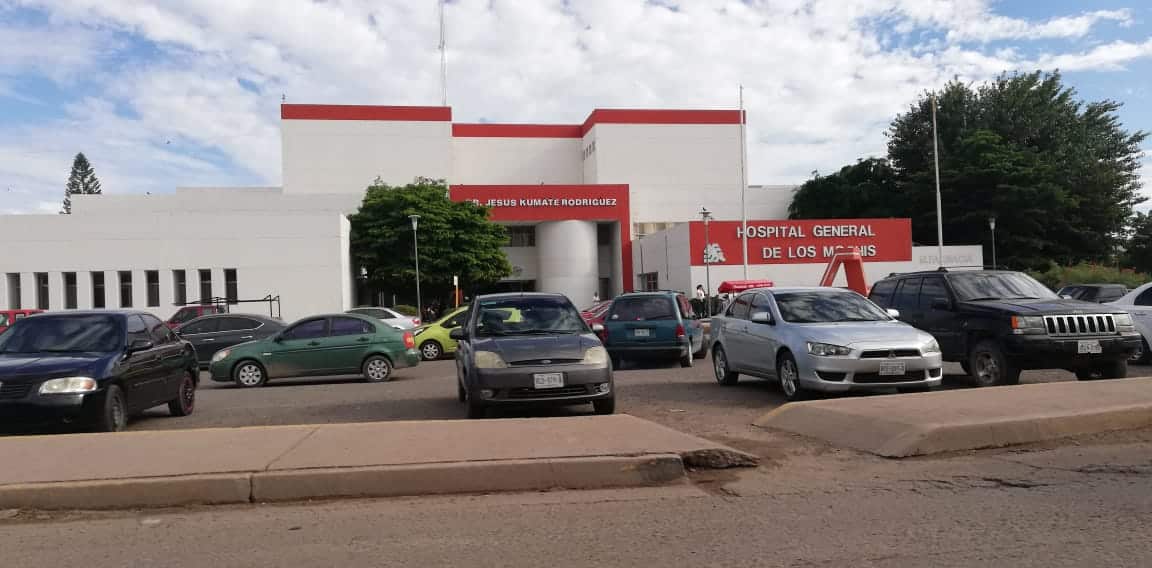 Caen dos trabajadores de lo alto de una estructura en Ahome
