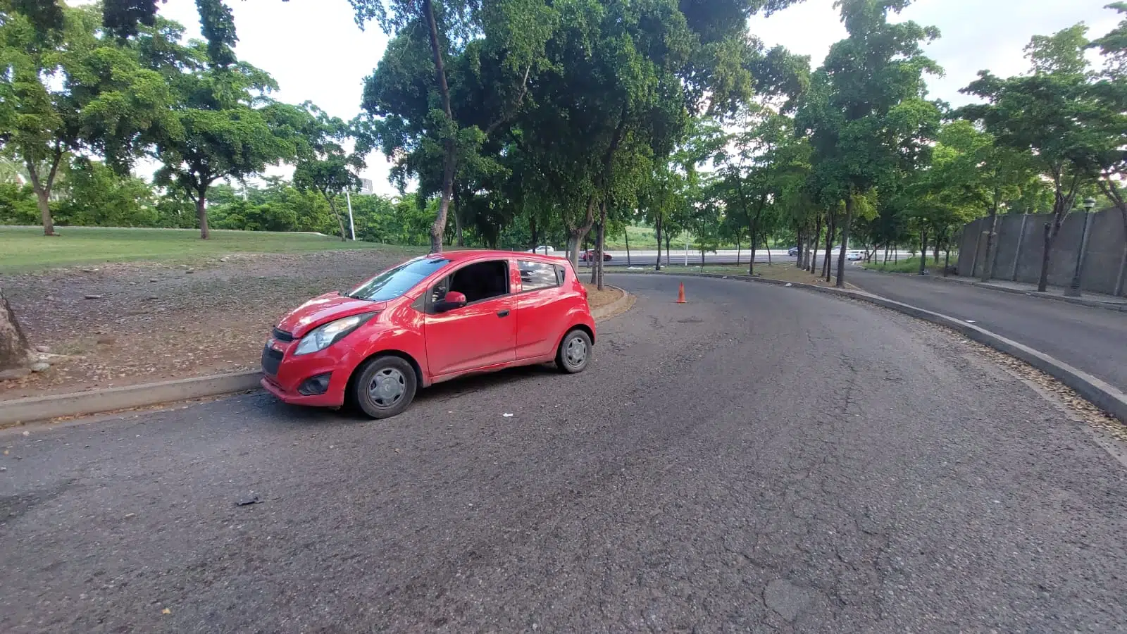 Carro abandonado militar atropellado Culiacán b