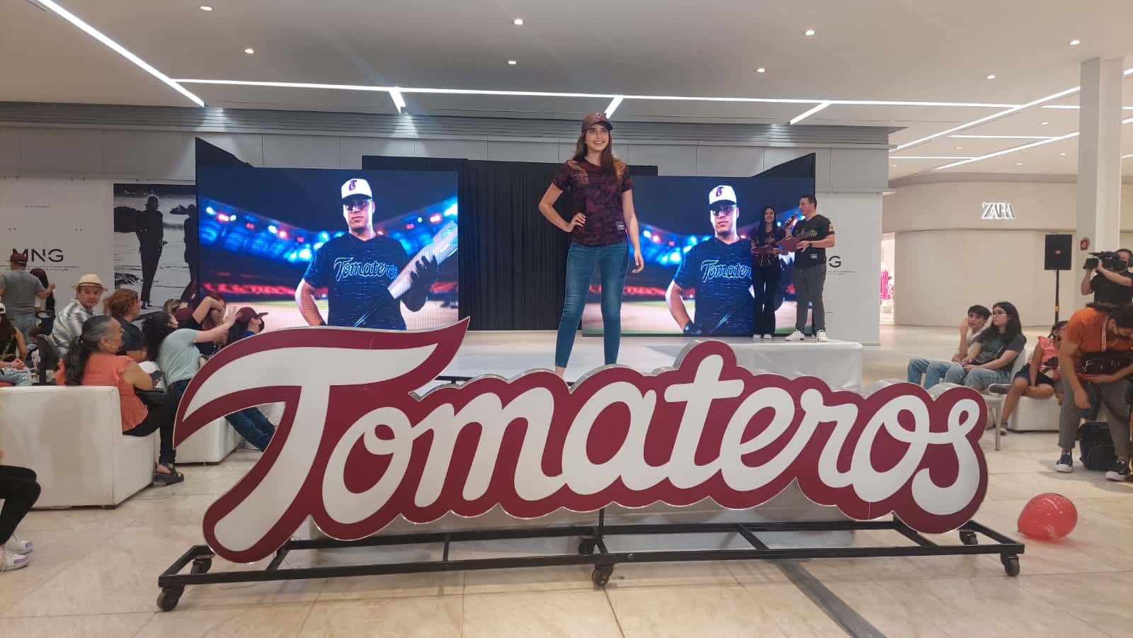 Casaca guinda mujer presentación Tomatros