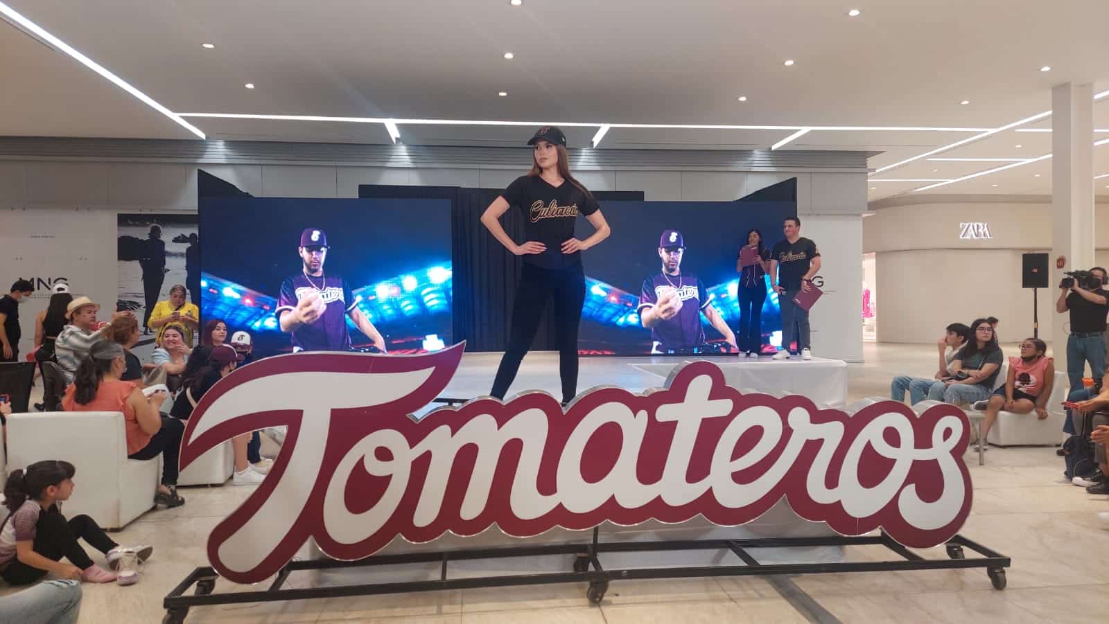 Casaca negra mujer presentación Tomateros