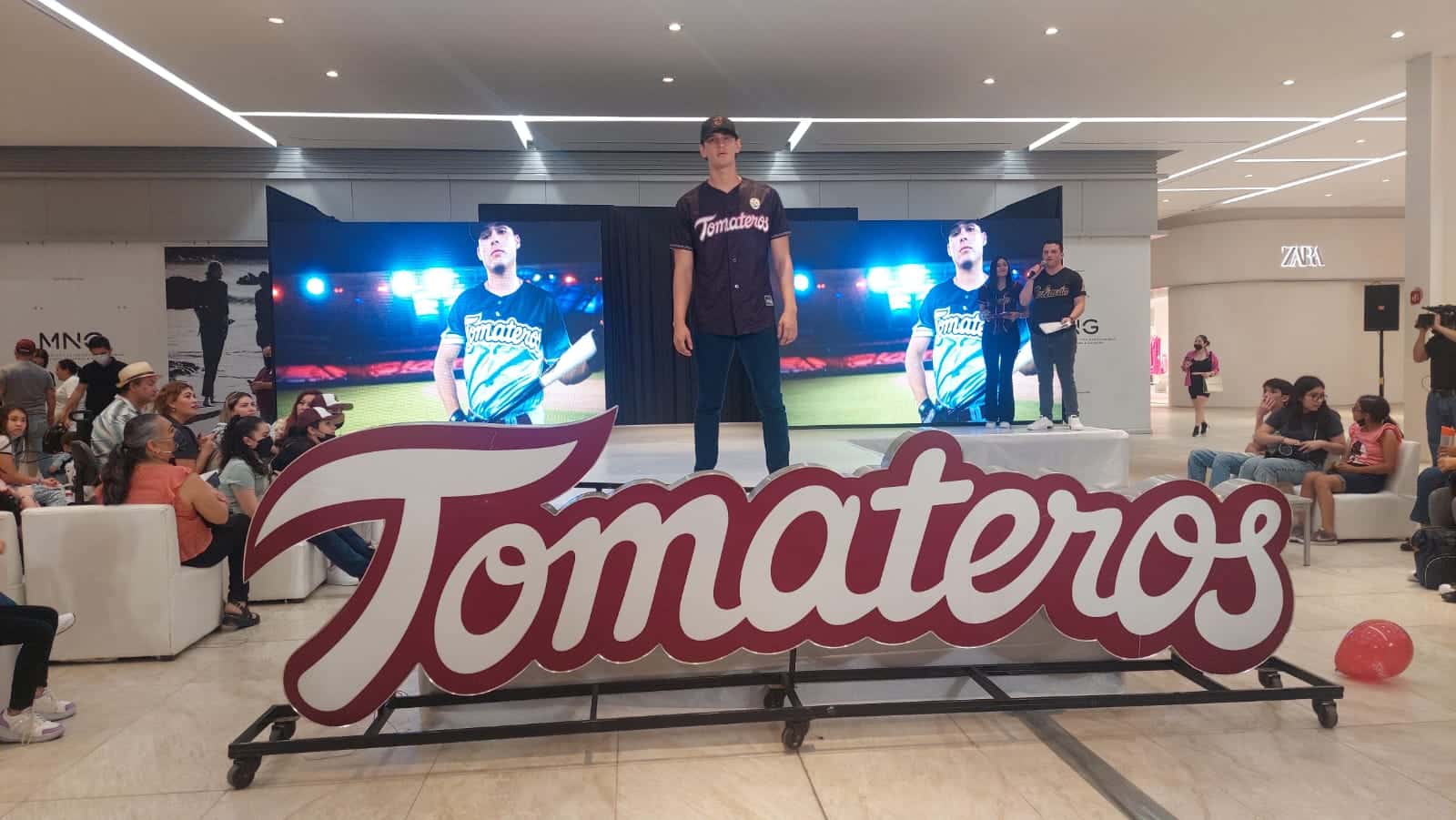 Casaca negro guinda presentación tomateros