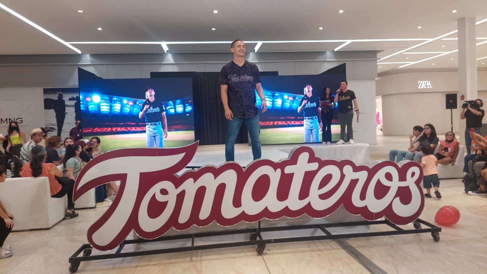 Casaca negro hombre presentacion tomateros