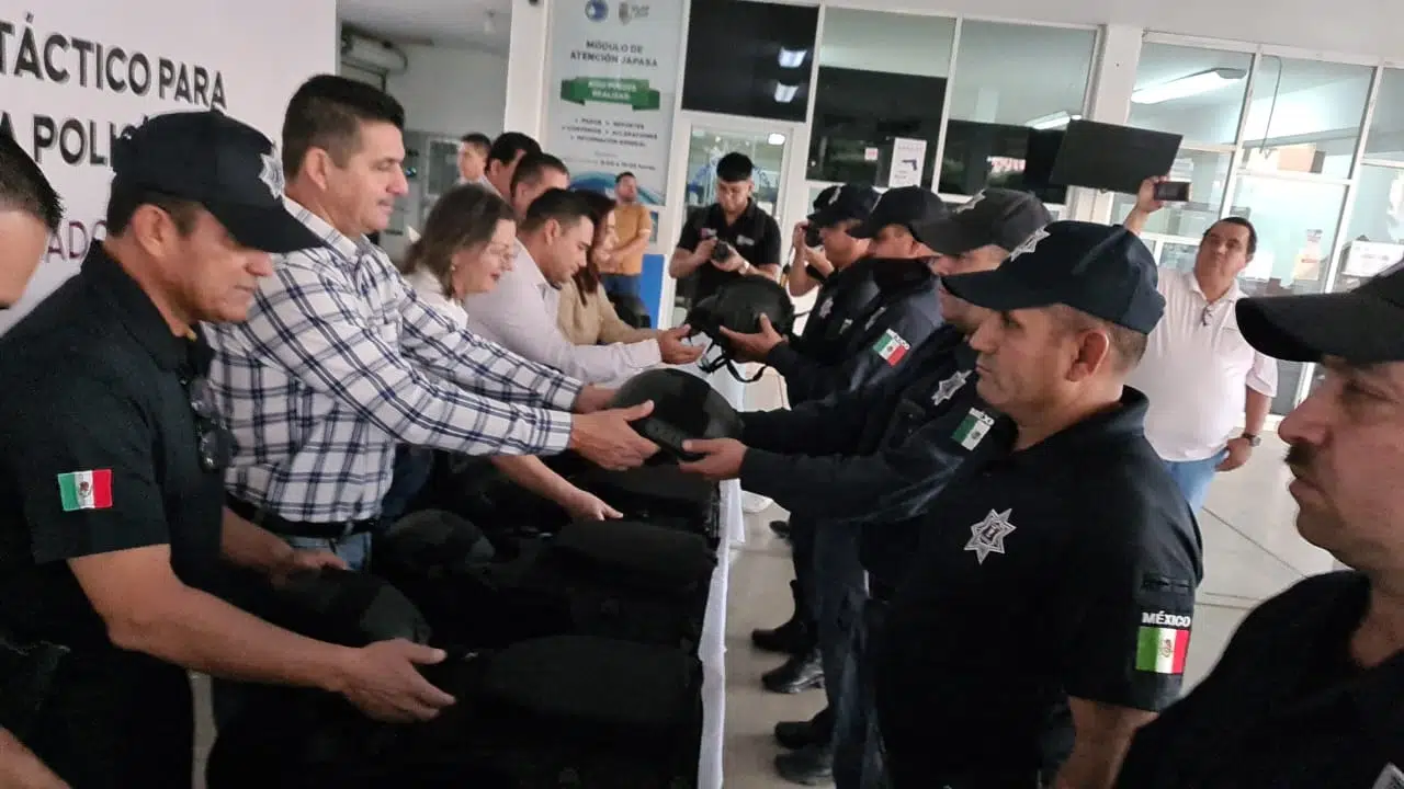 Chalecos antibalas cascos policías de Salvador Alvarado