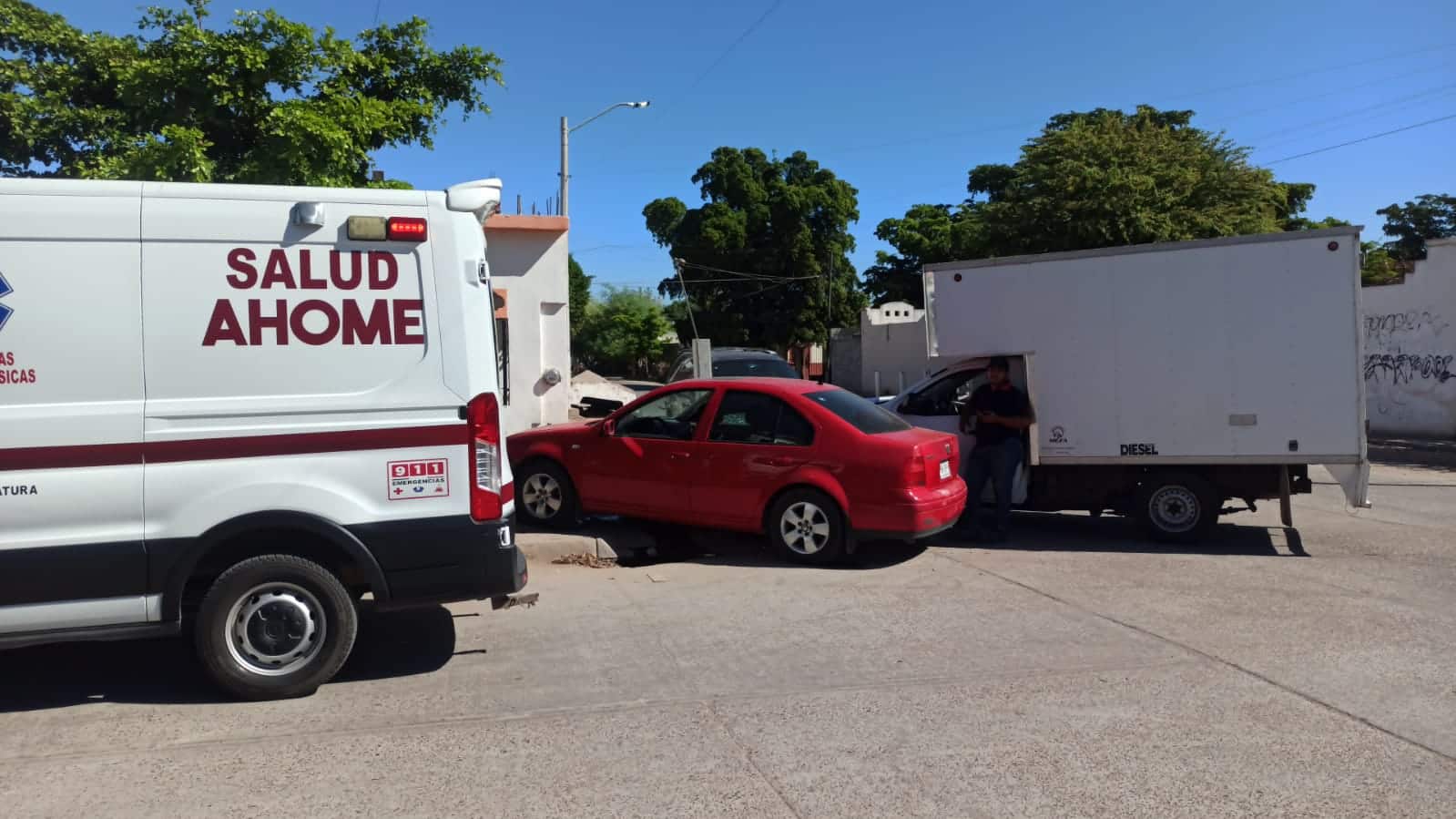 Choque entre camioneta y Jetta en Las Canteras