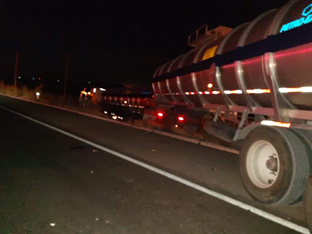 Cisterna en La costerita quedó casi de costado en percance vial
