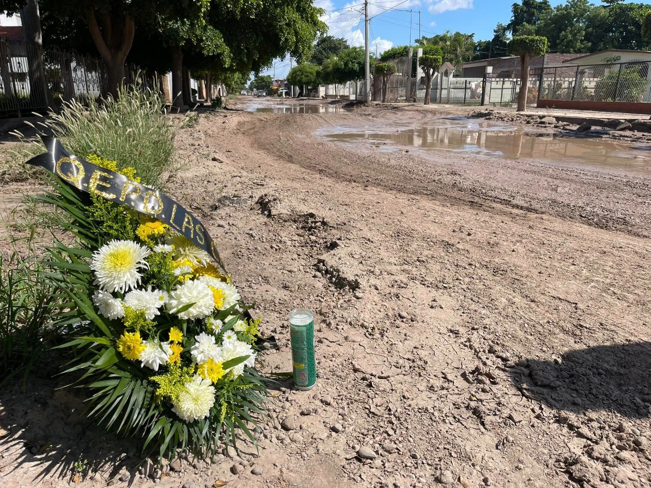 Con coronas de flores, exigen en JJR la rehabilitación de sus calles (3)