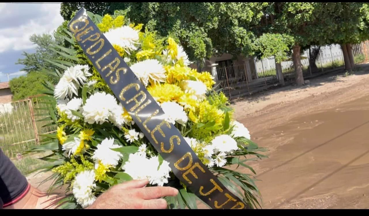 Con coronas de flores, exigen en JJR la rehabilitación de sus calles