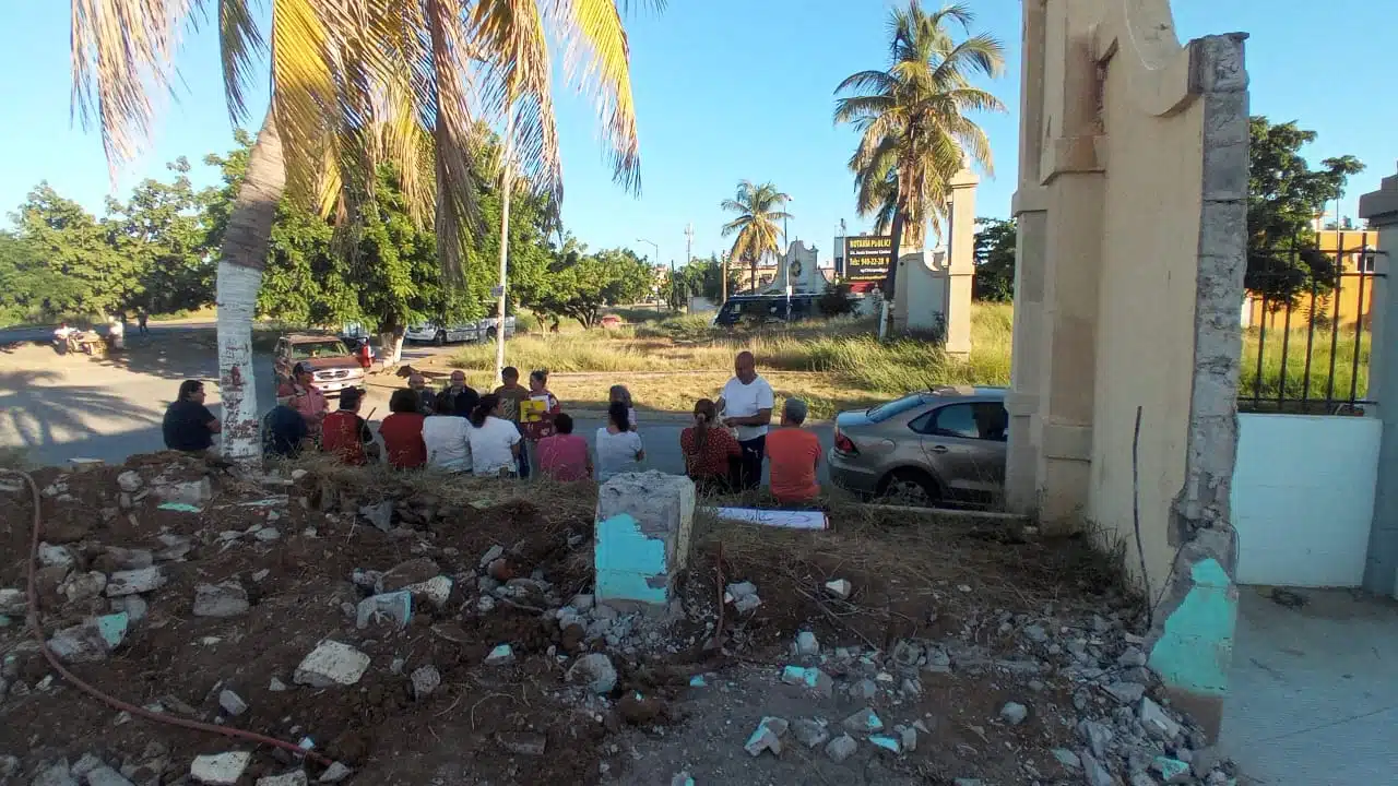Demolisión de barda en Mazatlán