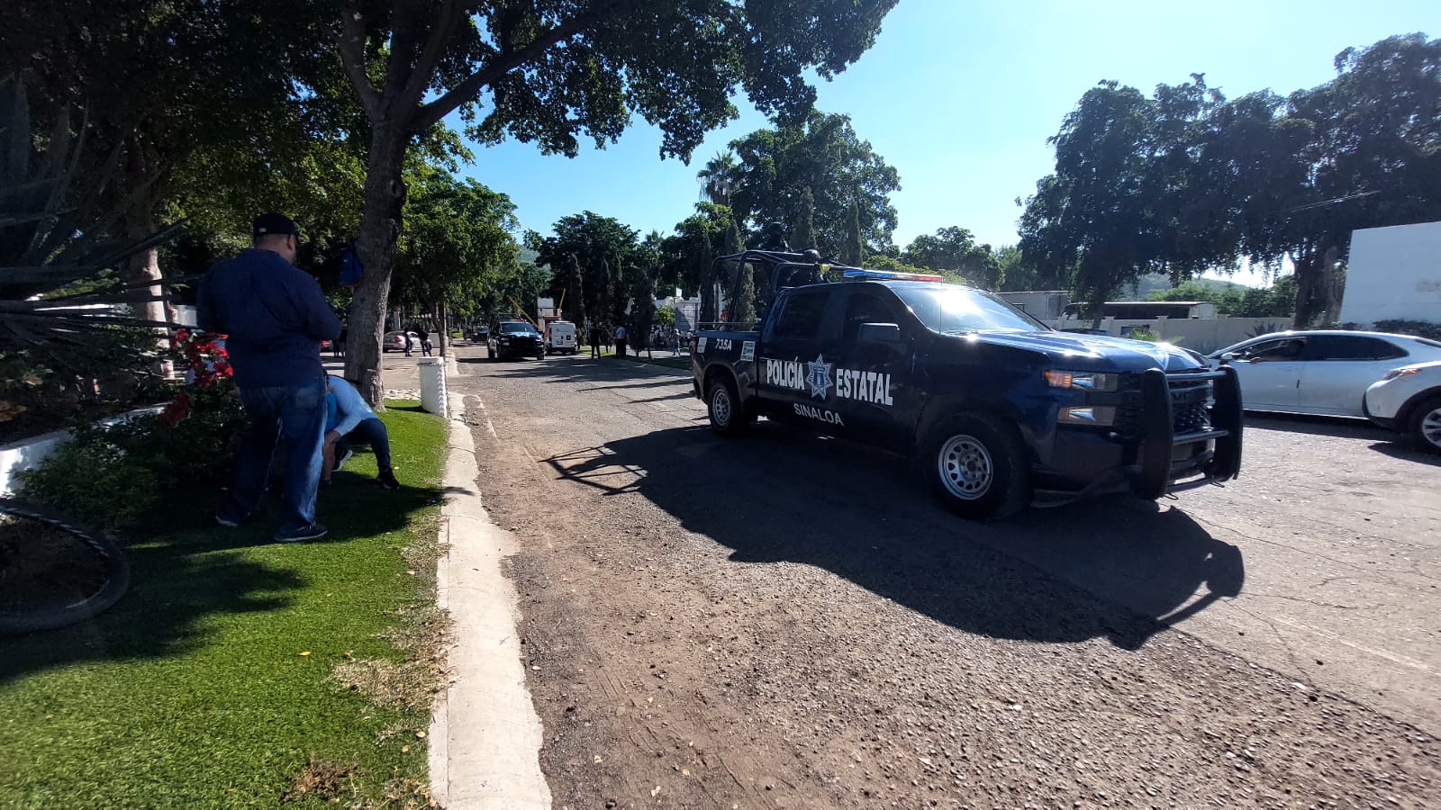 Detienen a siete hombres en panteón de Culiacán