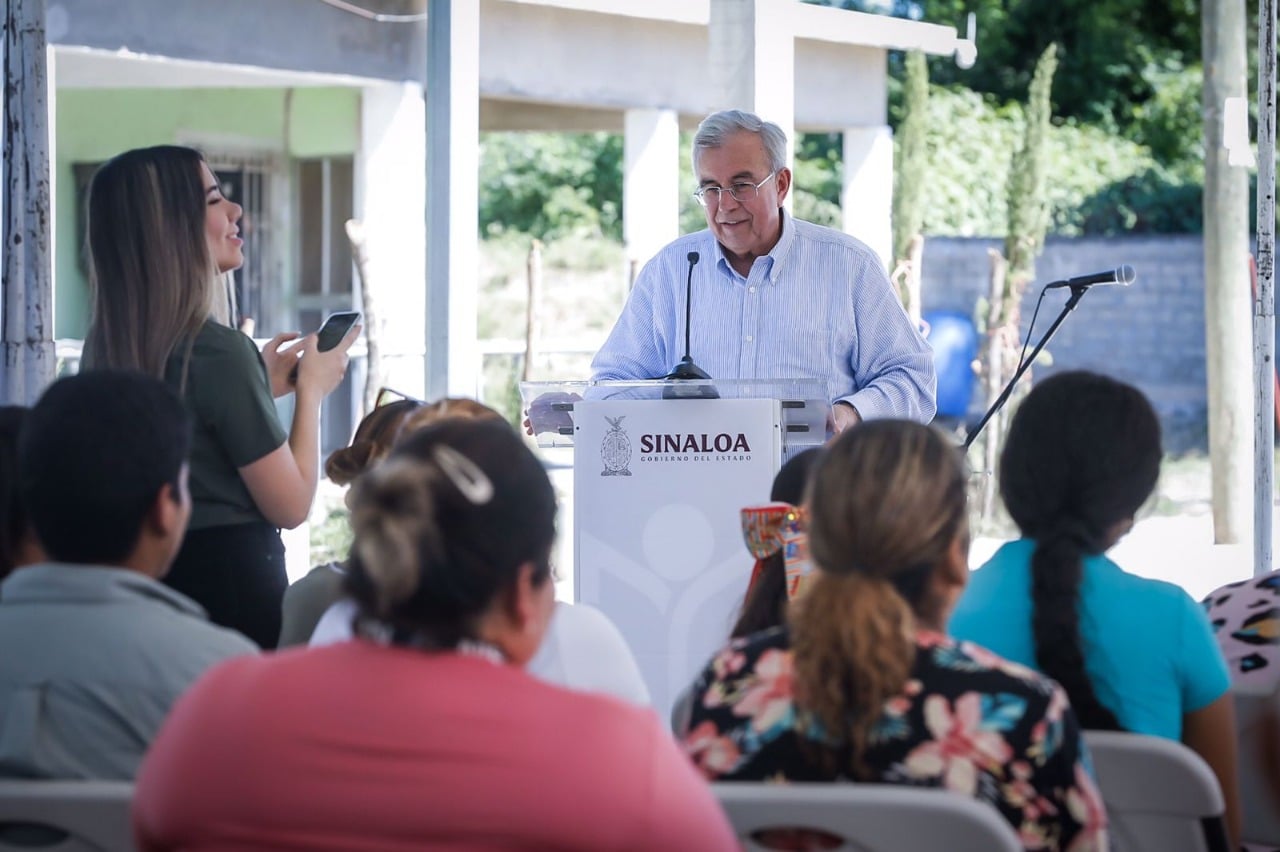 El gobernador Rocha inaugura calle en el ejido Tierra y Libertad Uno en Quilá