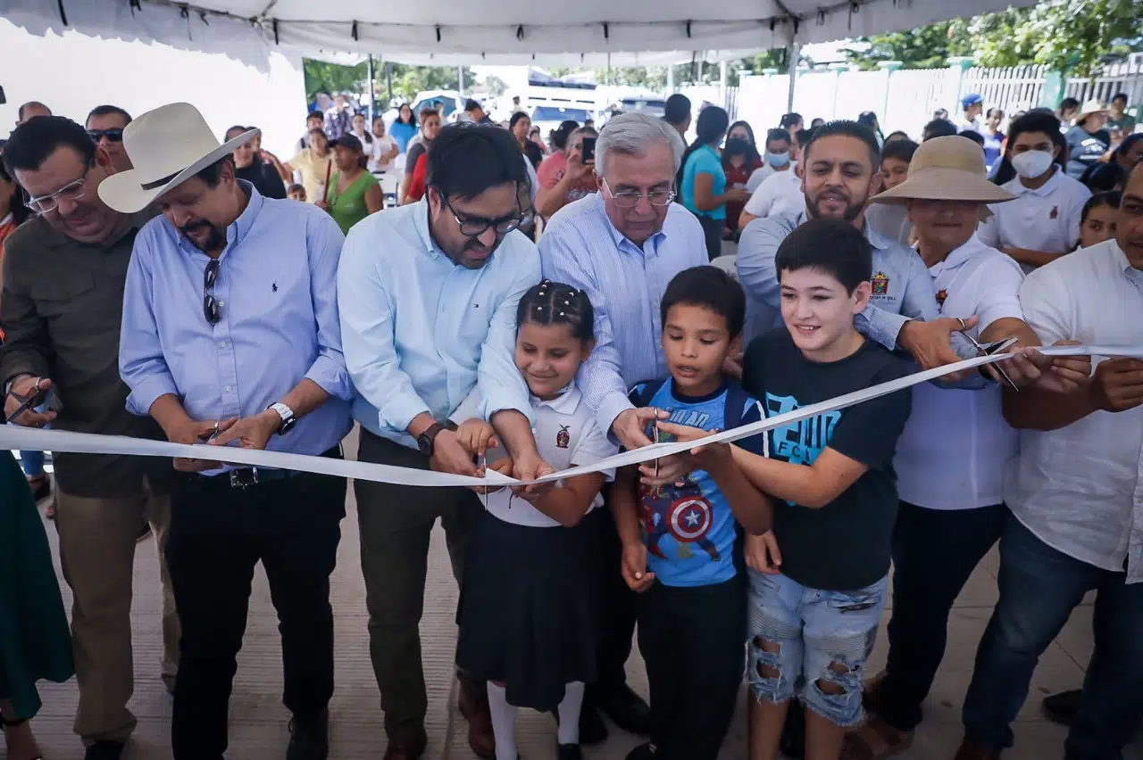 El gobernador Rocha inaugura calle en el ejido Tierra y Libertad Uno en Quilá