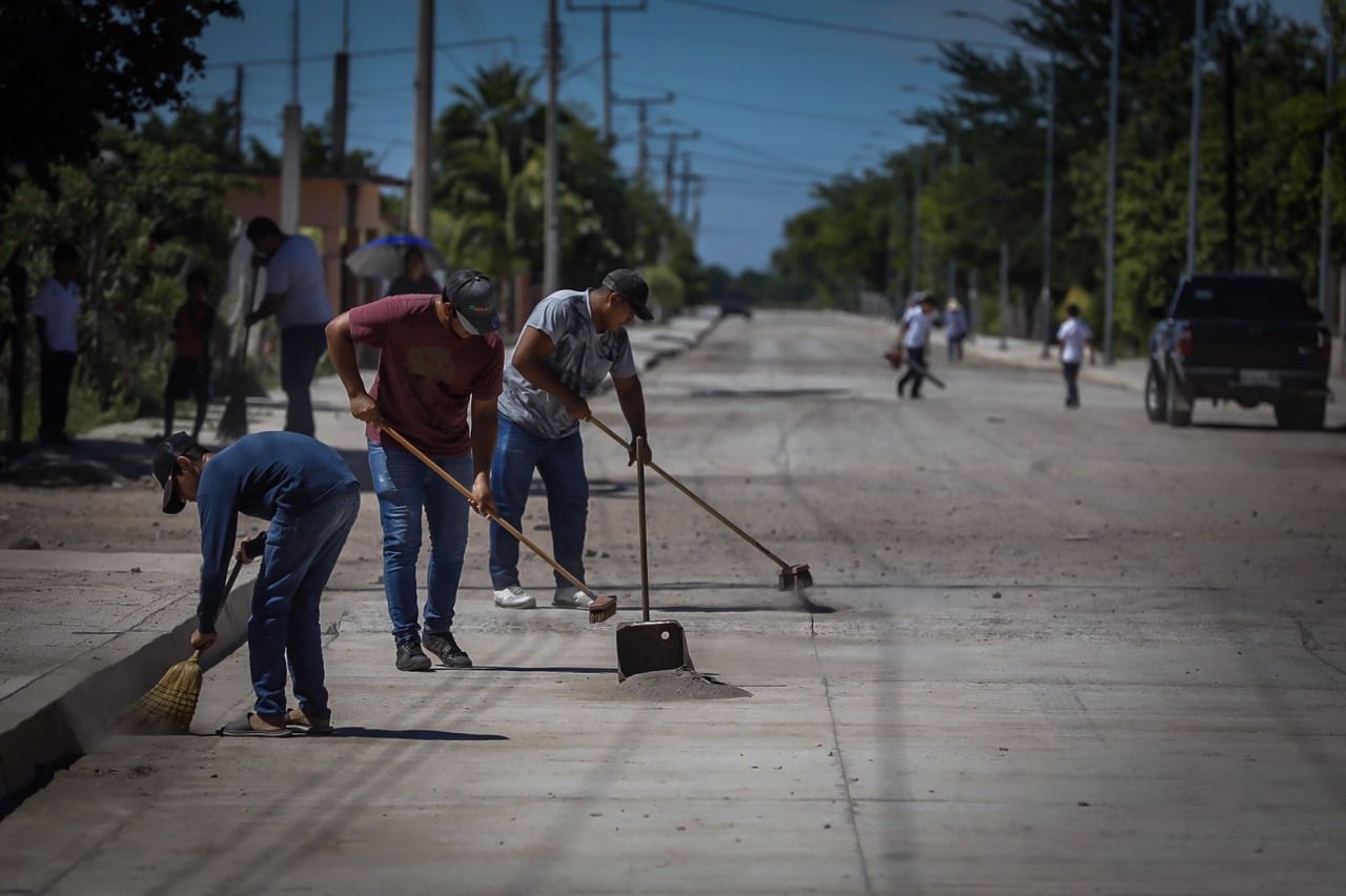 El gobernador Rocha inaugura calle en el ejido Tierra y Libertad Uno en Quilá (5)