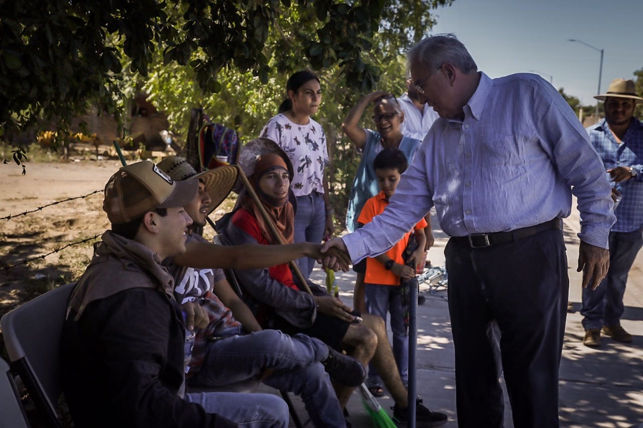 El gobernador Rocha inaugura calle en el ejido Tierra y Libertad Uno en Quilá