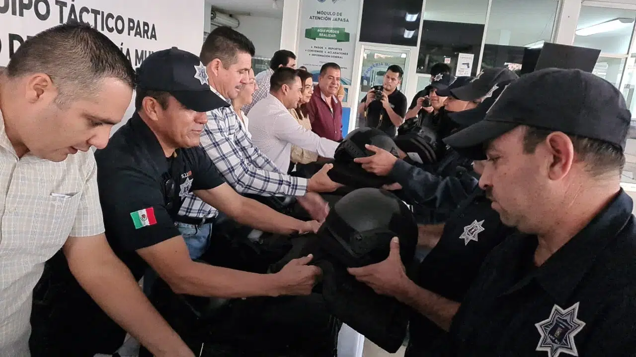 Chalecos antibalas y cascos a policías de Salvador Alvarado