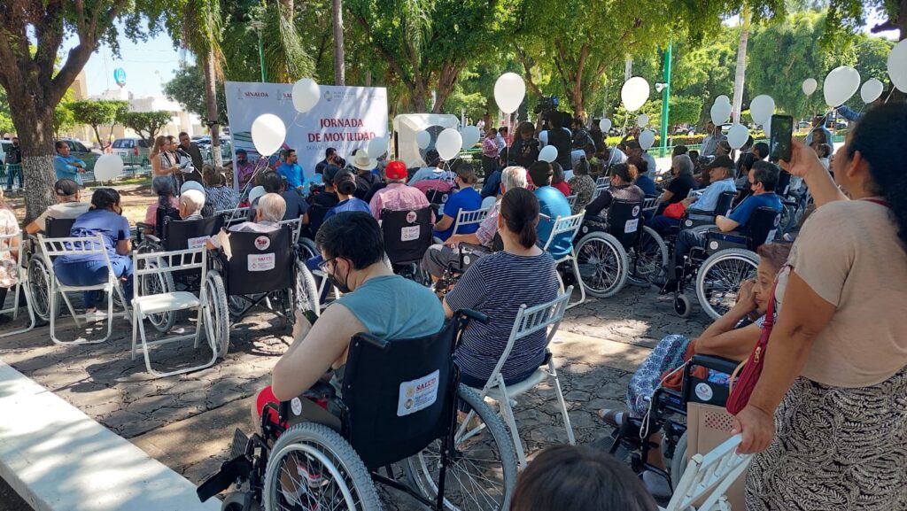 Entregan sillas de ruedas y aparatos funcionales a personas con discapacidad