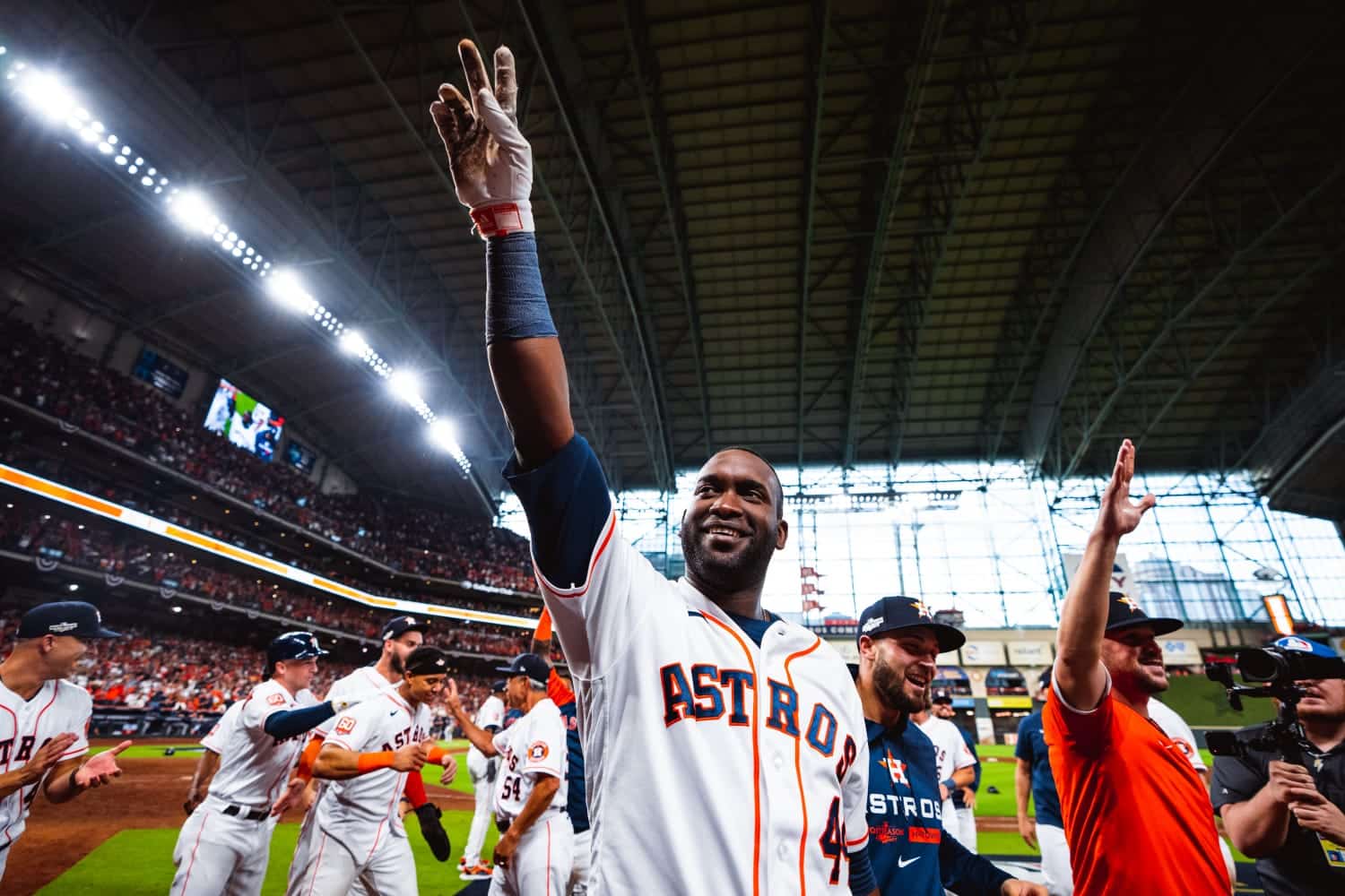 Épico regreso de Astros sobre Marineros para regarlos en el terreno