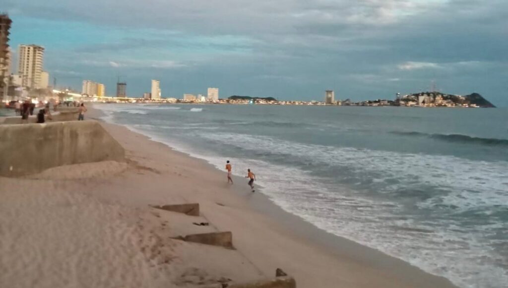Escuadrón Acuático registra tres rescates durante este domingo en Mazatlán