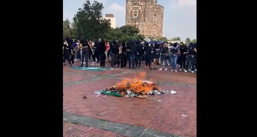 Feministas queman bandera